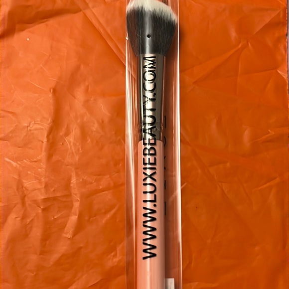 NEW LUXIE 504 LARGE ANGLED BRUSH 🌸NEW NWT - Picture 2 of 8